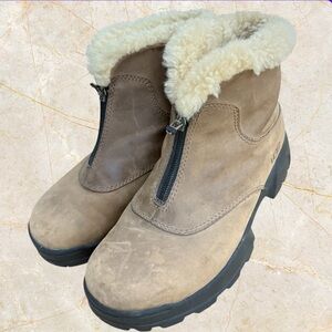 UGG leather Boots zip Ancle Women's Tan Boots size (6)